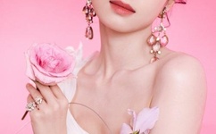 坤是放在女生的前面还是后面